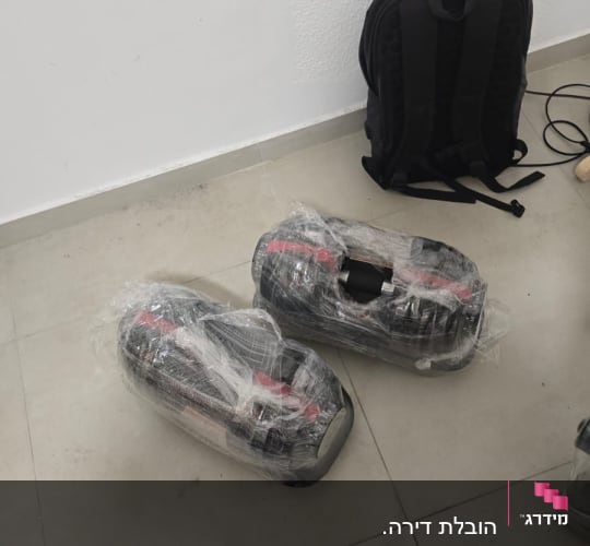 משקולות כושר עטופות בניילון נצמד כהכנה להובלת דירה
